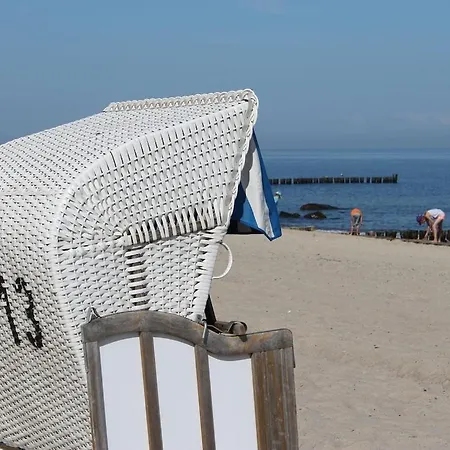 Large Comfortable By The Sea Bastorf